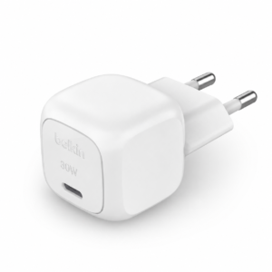 تكنولوجيا Safe PD لحماية البطارية في شاحن جداري belkin بقوة 30W، مصمم بهيكل مدمج وصديق للبيئة، لون أبيض